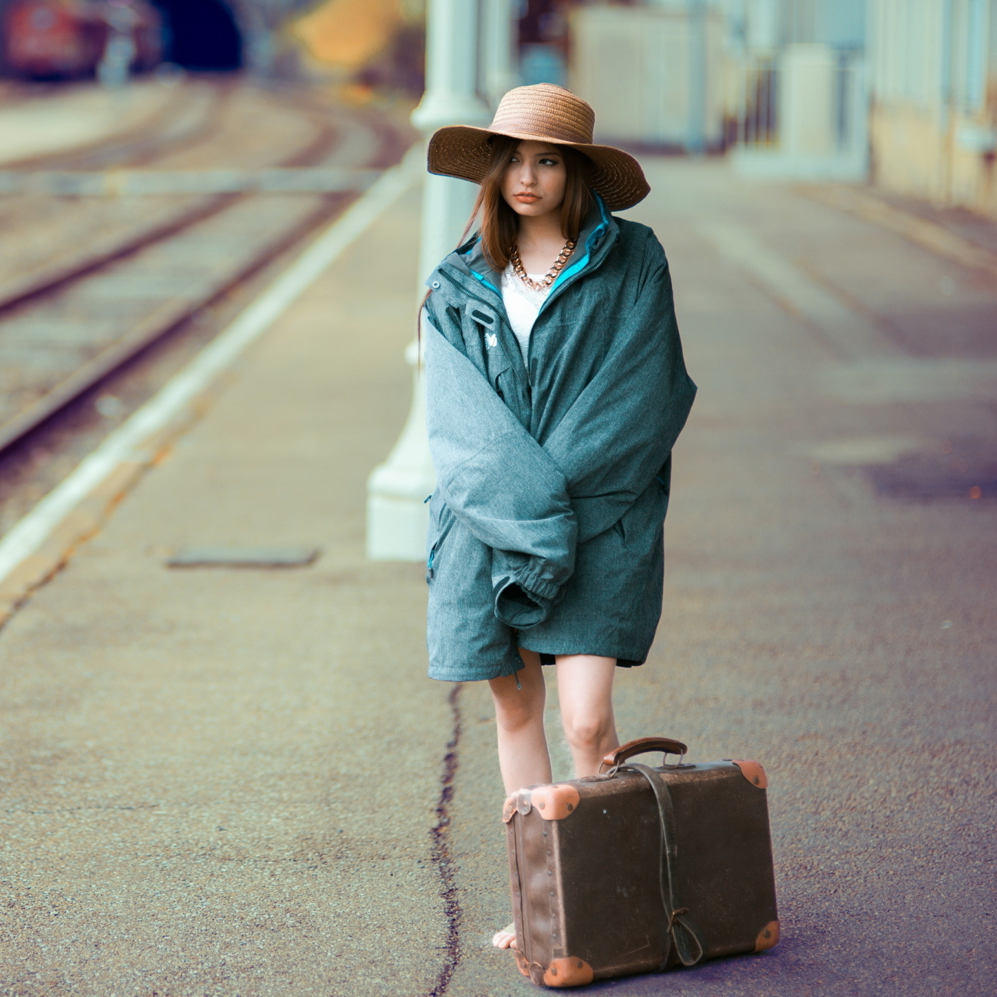 Girl on Railway Station screenshot #1 2048x2048