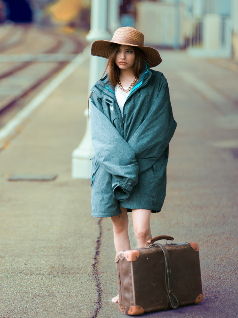 Sfondi Girl on Railway Station 480x640