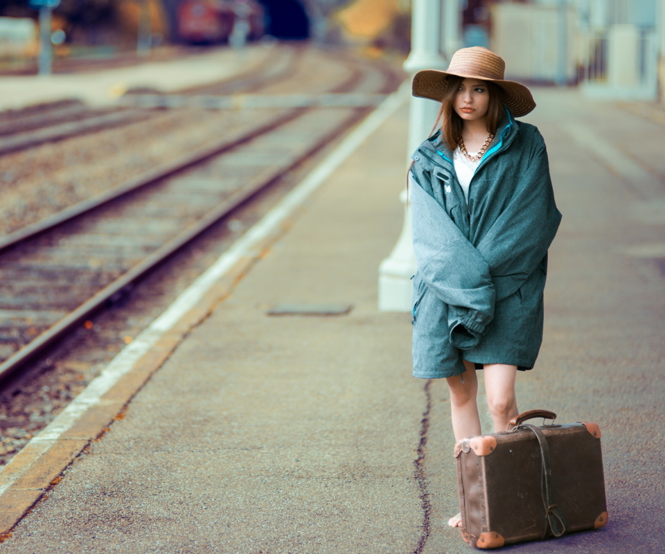Girl on Railway Station wallpaper 960x800