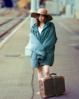 Girl on Railway Station - Obrázkek zdarma pro 640x1136