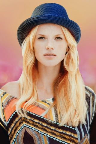 Blonde Model In Hat screenshot #1 320x480