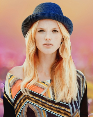 Blonde Model In Hat - Fondos de pantalla gratis para Nokia 5800 XpressMusic