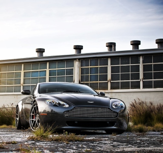 Kostenloses Aston Martin V8 Vantage Wallpaper für 1024x1024