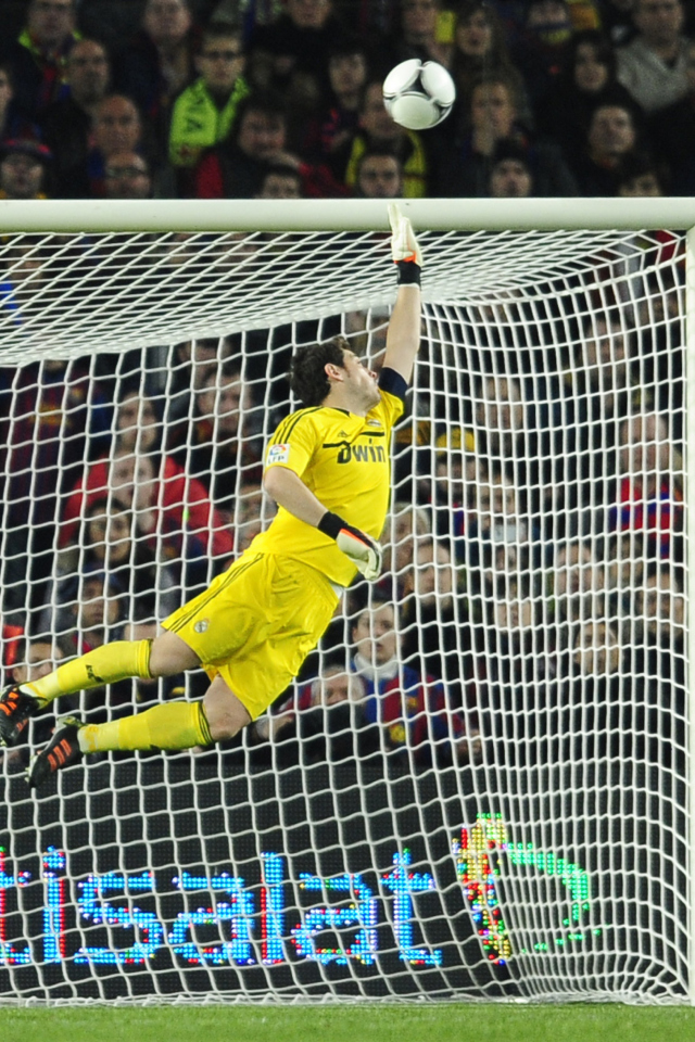 Fondo de pantalla Iker Casillas Real Madrid 640x960