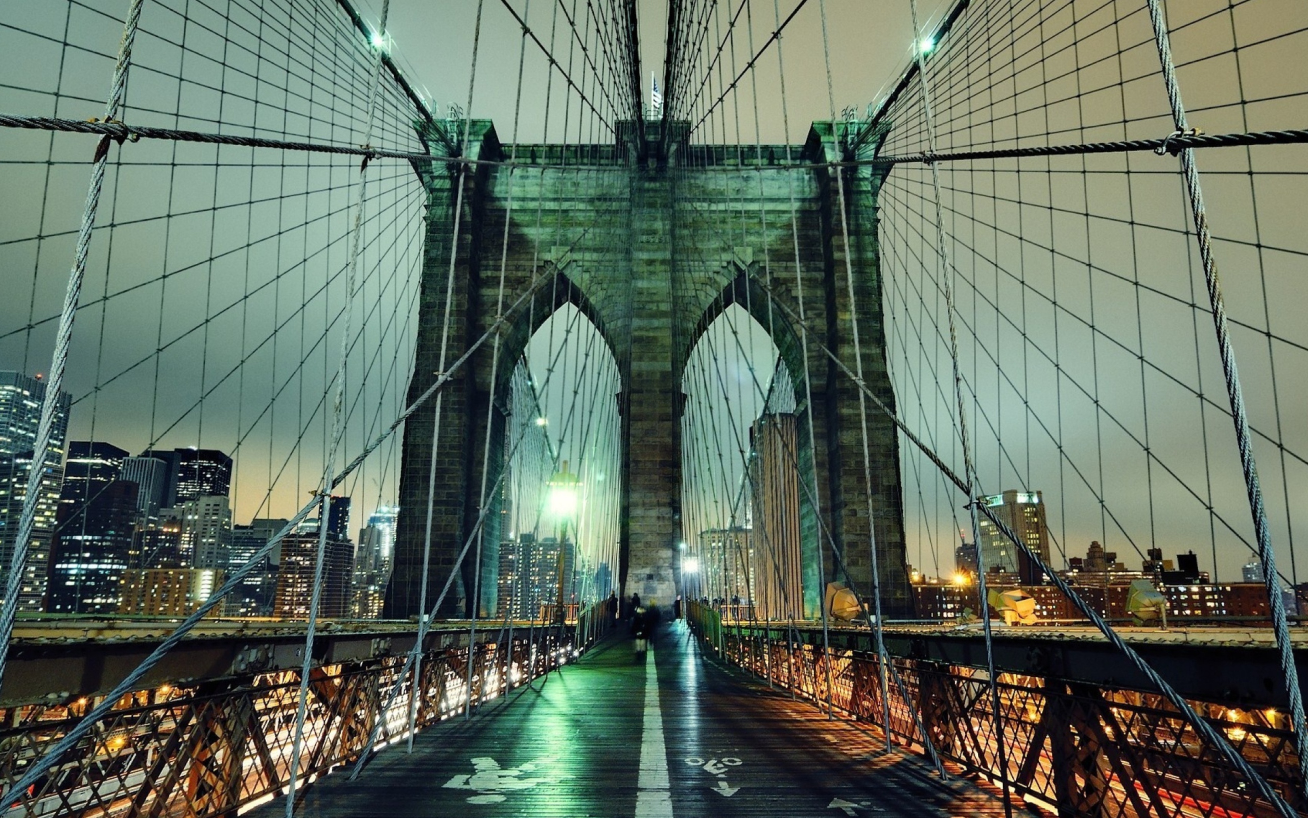 Обои Brooklyn Bridge At Night 2560x1600