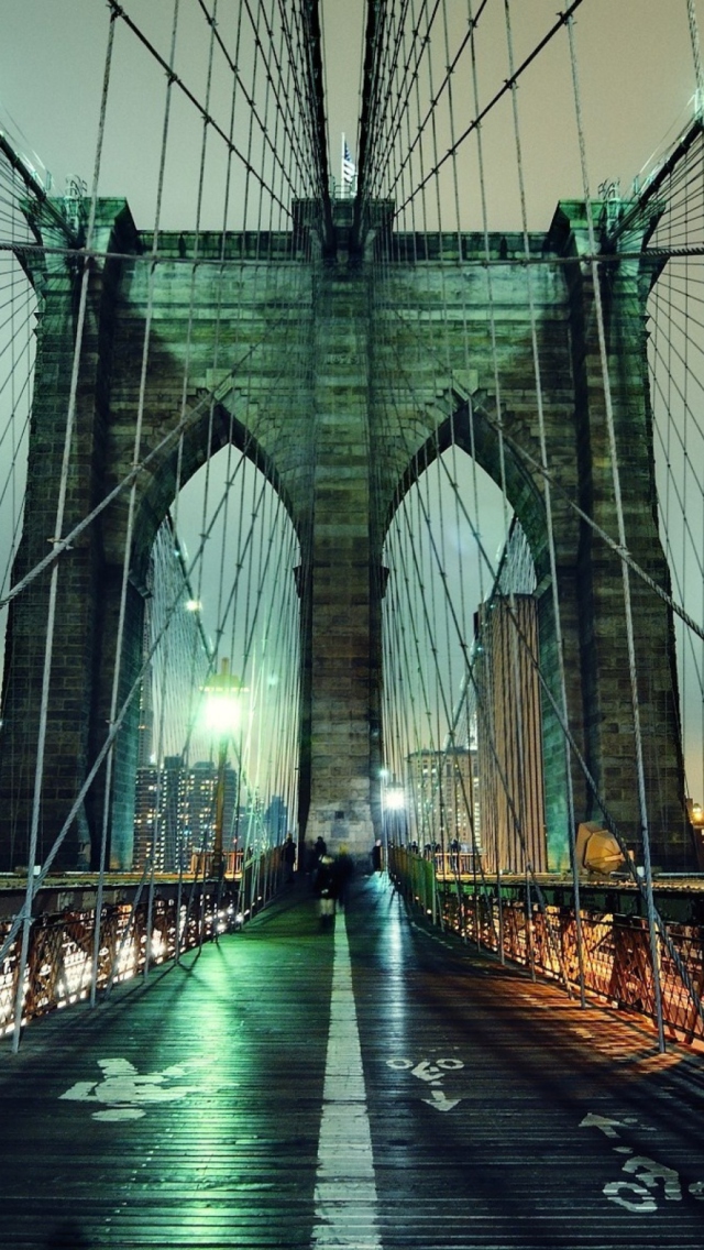 Sfondi Brooklyn Bridge At Night 640x1136