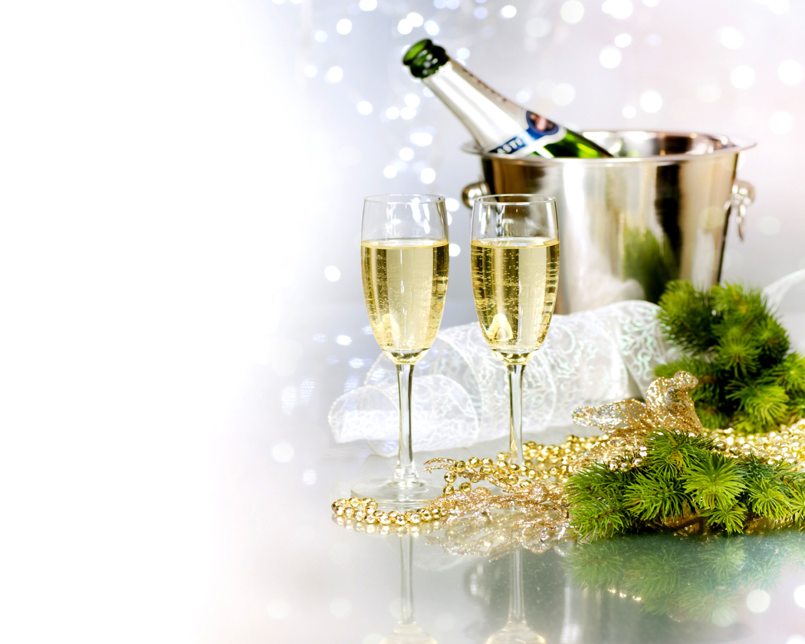 Champagne To Celebrate The New Year wallpaper 1600x1280