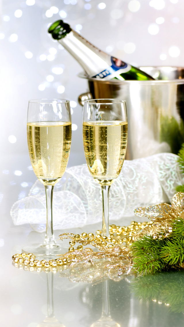 Das Champagne To Celebrate The New Year Wallpaper 640x1136