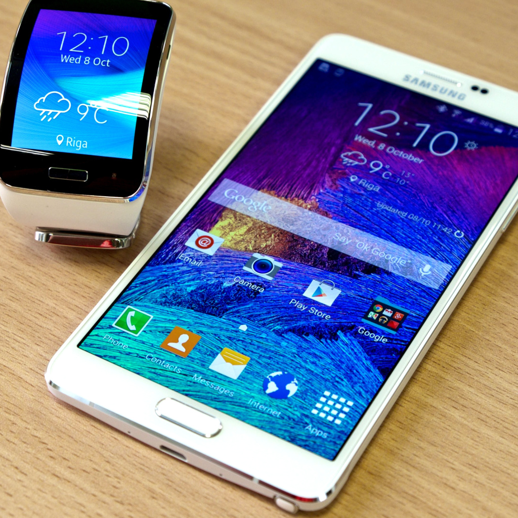 Обои Samsung Galaxy and Samsung Gear S Smartwatch 1024x1024