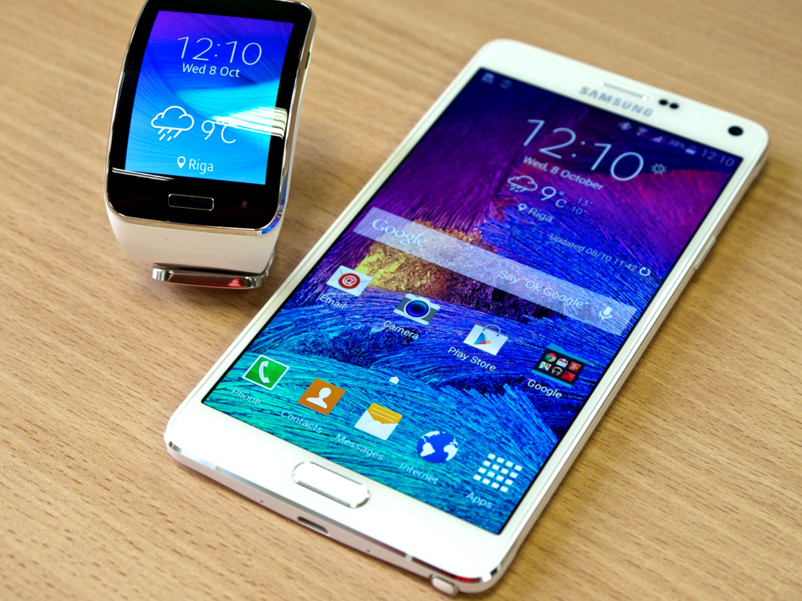 Обои Samsung Galaxy and Samsung Gear S Smartwatch 1152x864
