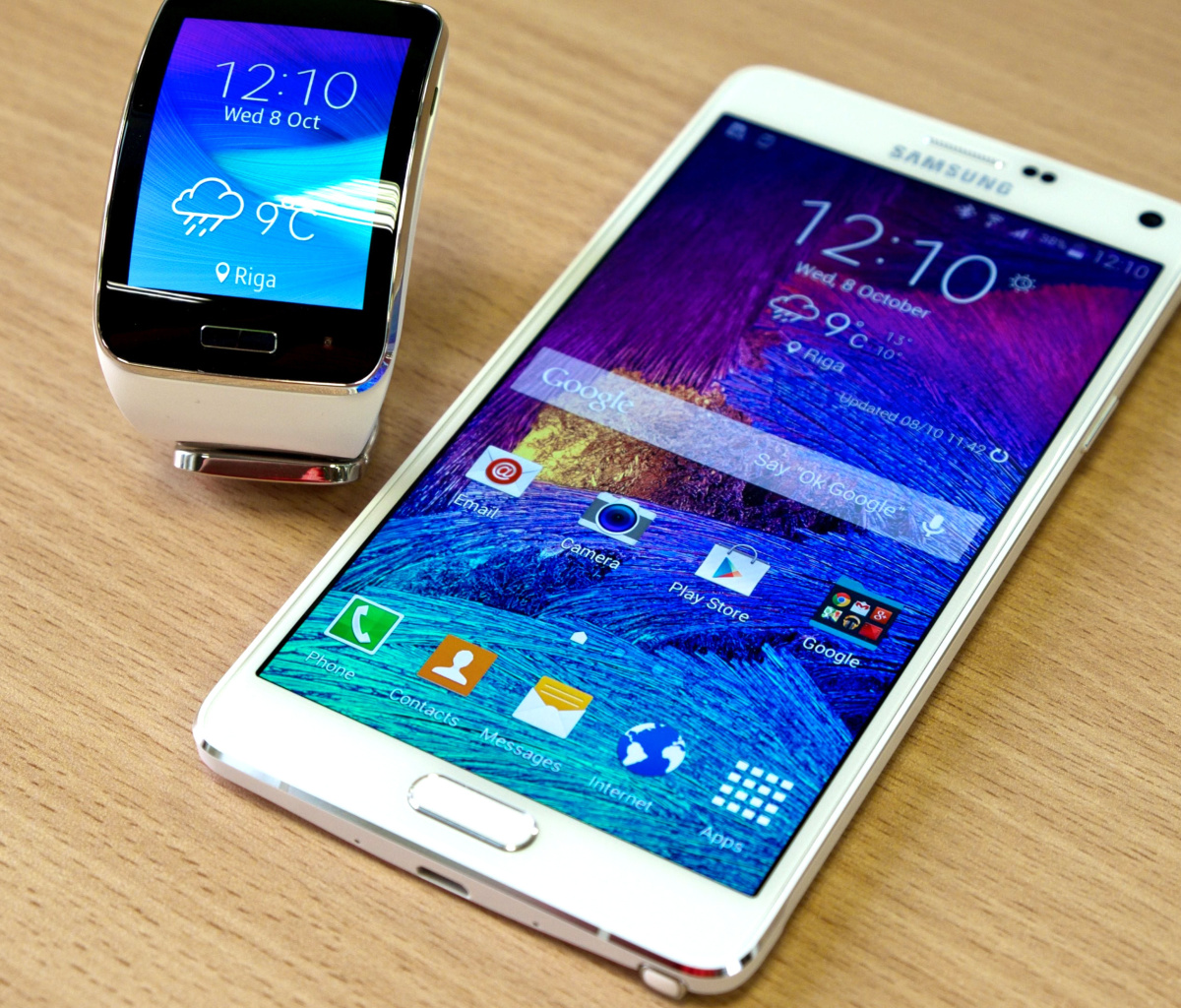 Обои Samsung Galaxy and Samsung Gear S Smartwatch 1200x1024