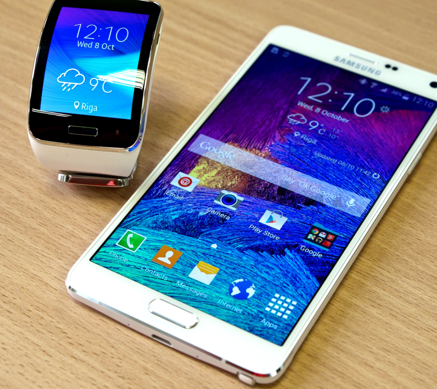 Обои Samsung Galaxy and Samsung Gear S Smartwatch 1440x1280