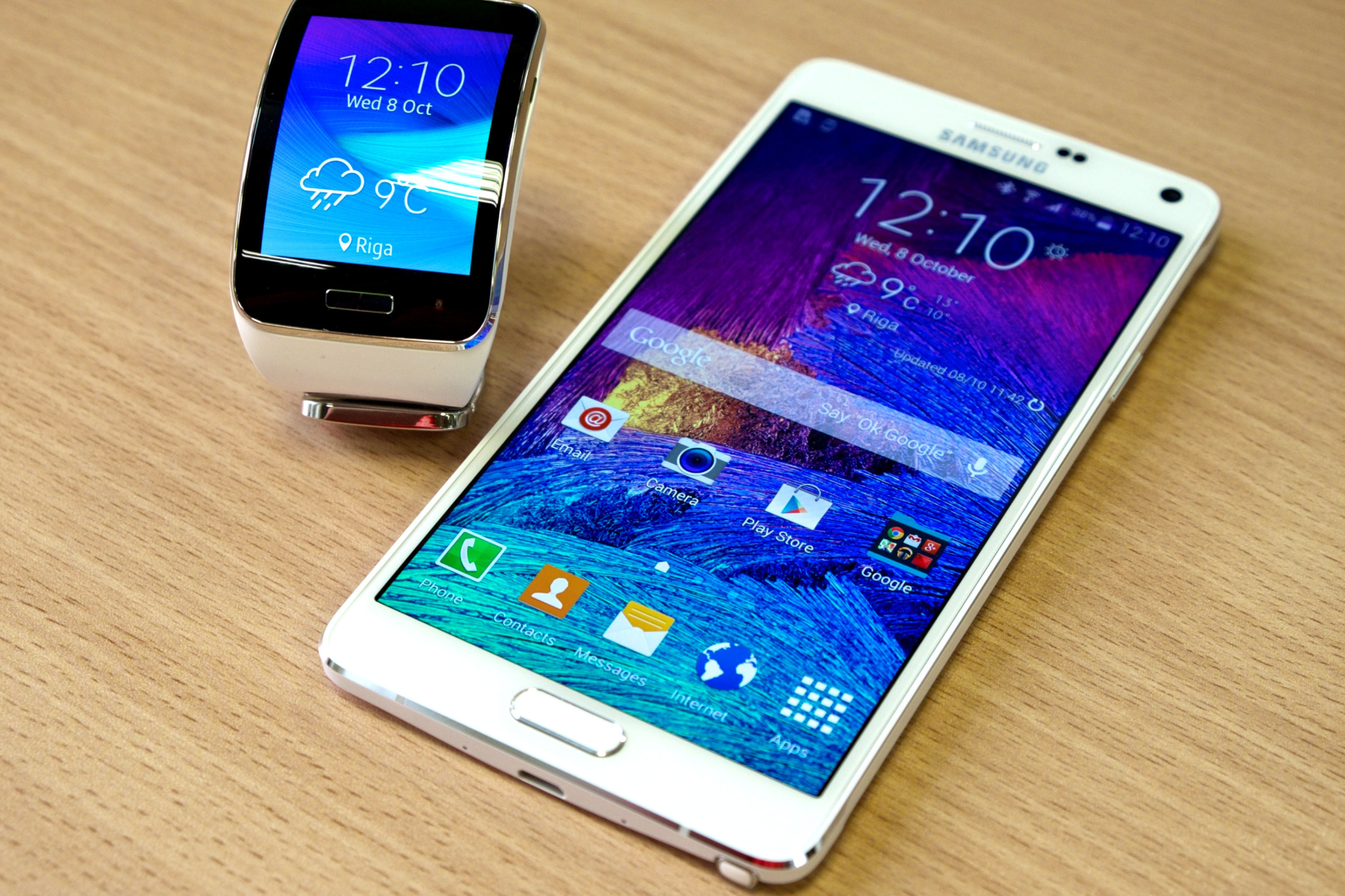 Обои Samsung Galaxy and Samsung Gear S Smartwatch 2880x1920