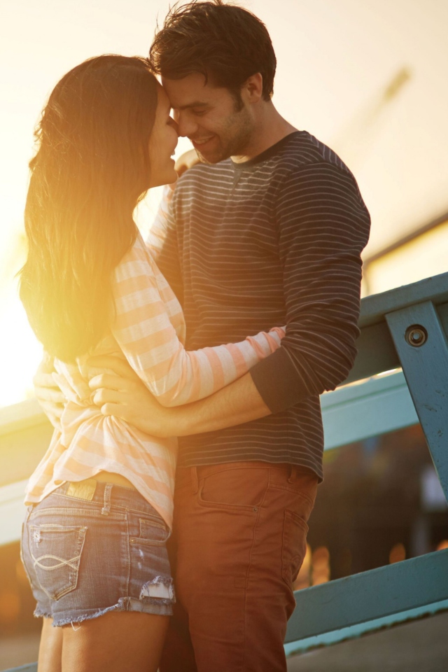 Обои Cute Couple At Summer Sunset 640x960