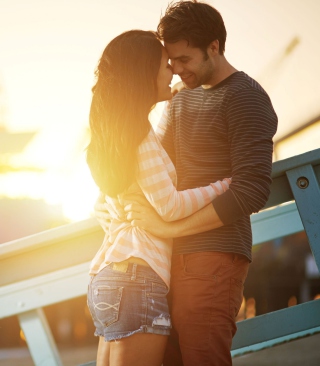 Cute Couple At Summer Sunset sfondi gratuiti per iPhone 6 Plus