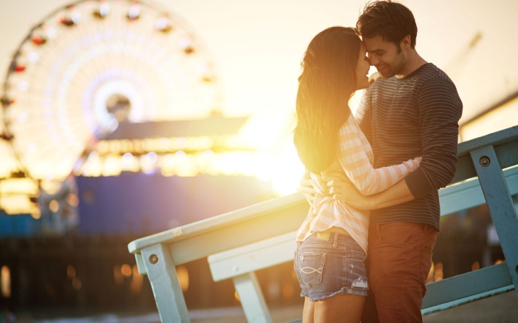 Sfondi Cute Couple At Summer Sunset