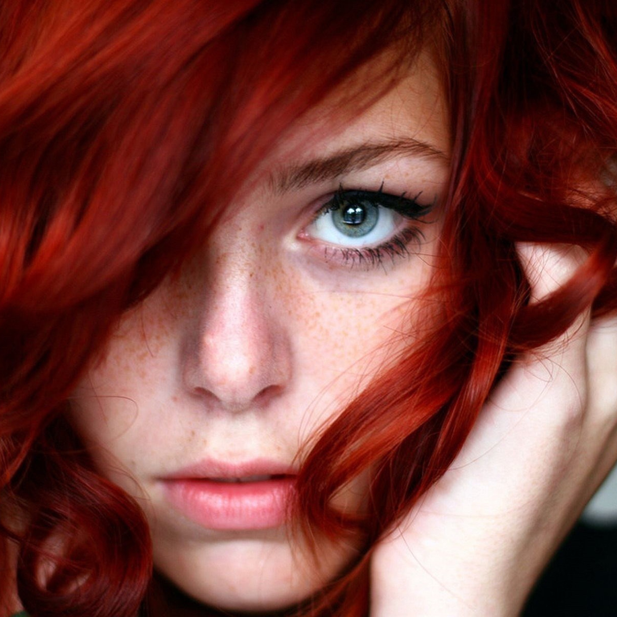 Das Beautiful Redhead Girl Close Up Portrait Wallpaper 2048x2048