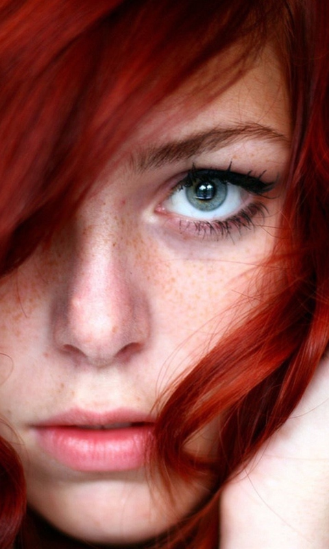 Das Beautiful Redhead Girl Close Up Portrait Wallpaper 480x800