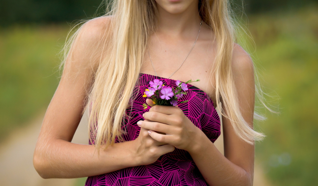 Fondo de pantalla Girl With Flowers 1024x600