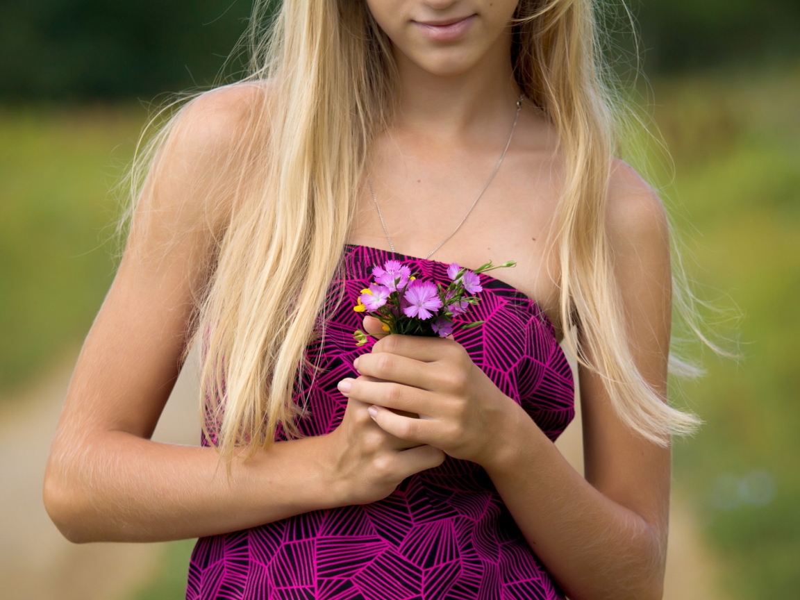 Girl With Flowers wallpaper 1152x864