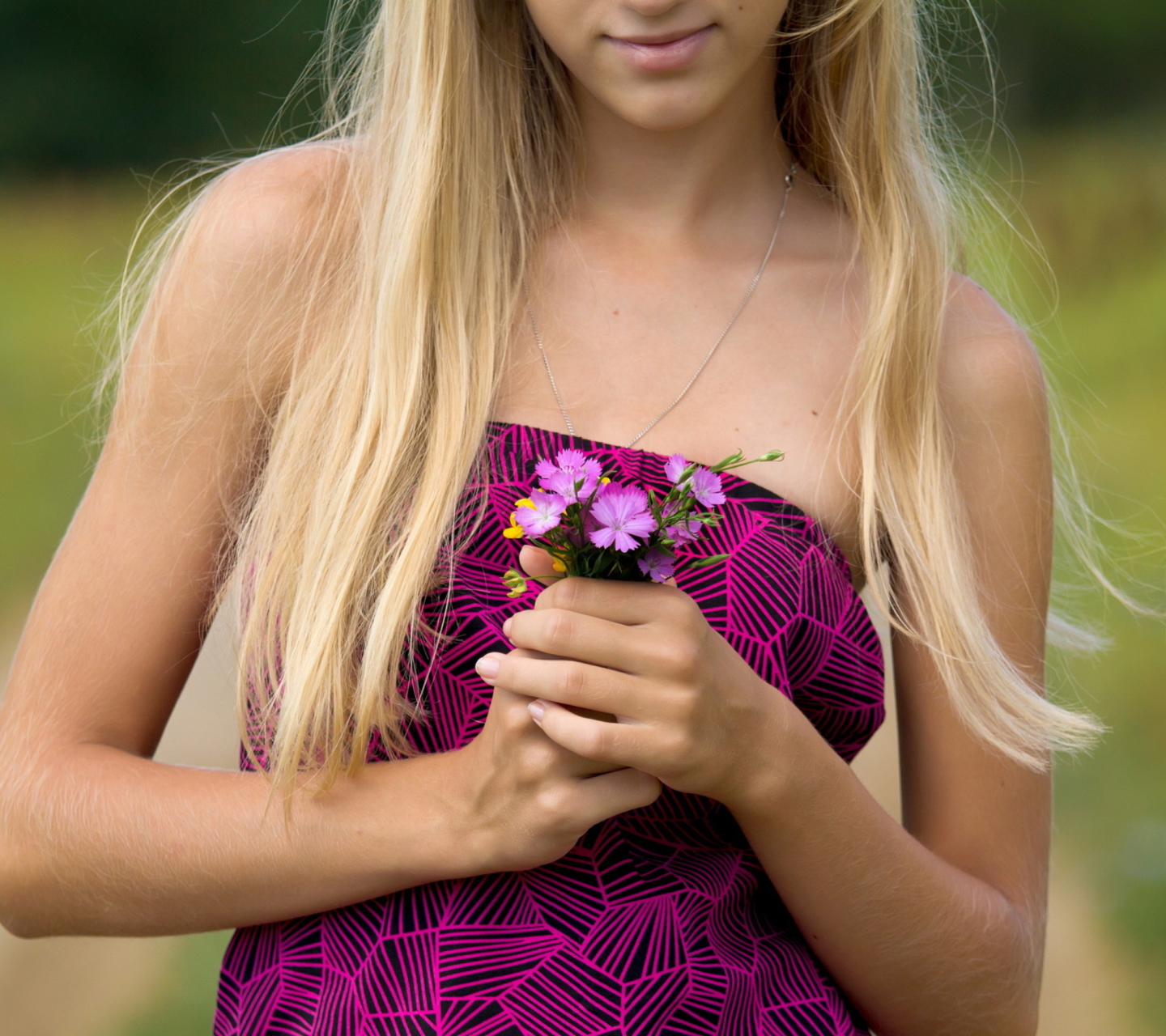 Screenshot №1 pro téma Girl With Flowers 1440x1280