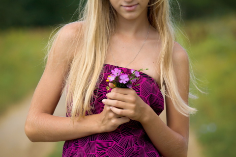 Das Girl With Flowers Wallpaper 480x320