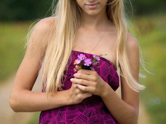 Das Girl With Flowers Wallpaper 640x480
