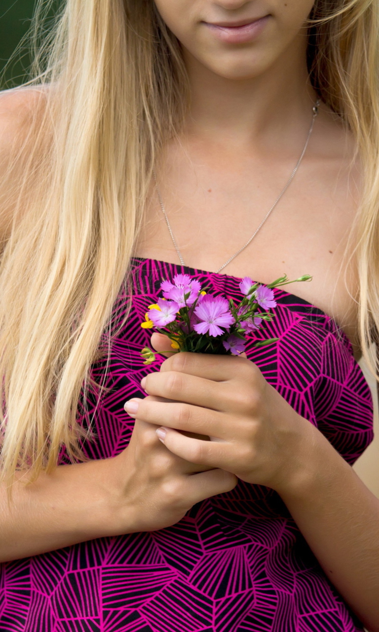 Screenshot №1 pro téma Girl With Flowers 768x1280