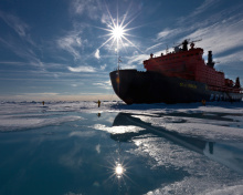Das Icebreaker in Greenland Wallpaper 220x176