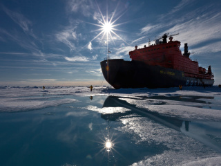 Icebreaker in Greenland wallpaper 320x240