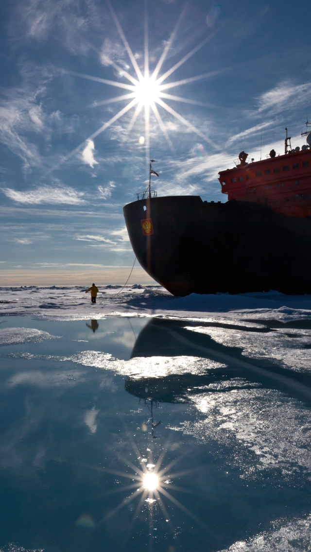 Обои Icebreaker in Greenland 640x1136