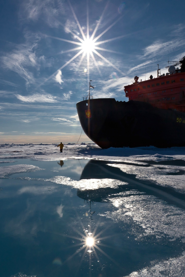 Обои Icebreaker in Greenland 640x960