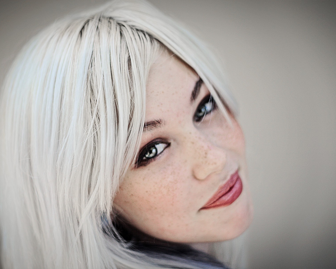 Screenshot №1 pro téma Portrait Of Blonde Girl 1280x1024