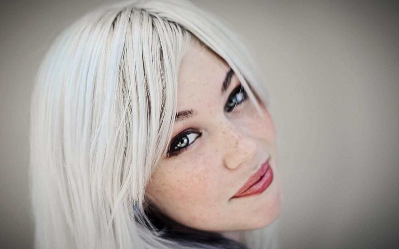Portrait Of Blonde Girl wallpaper 1280x800