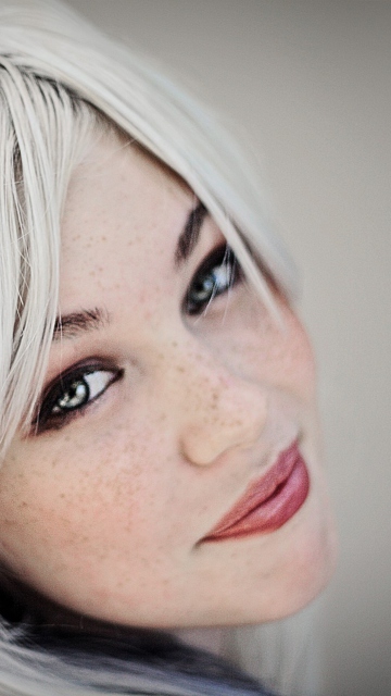 Portrait Of Blonde Girl screenshot #1 360x640