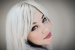 Portrait Of Blonde Girl - Obrázkek zdarma pro Samsung Galaxy Ace 4