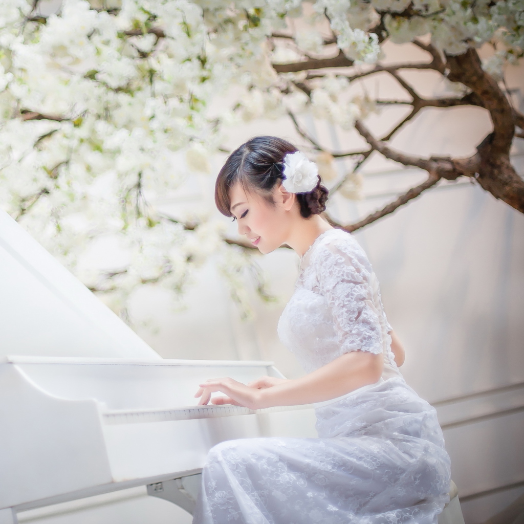 Sfondi Cute Asian Girl In White Dress Playing Piano 1024x1024