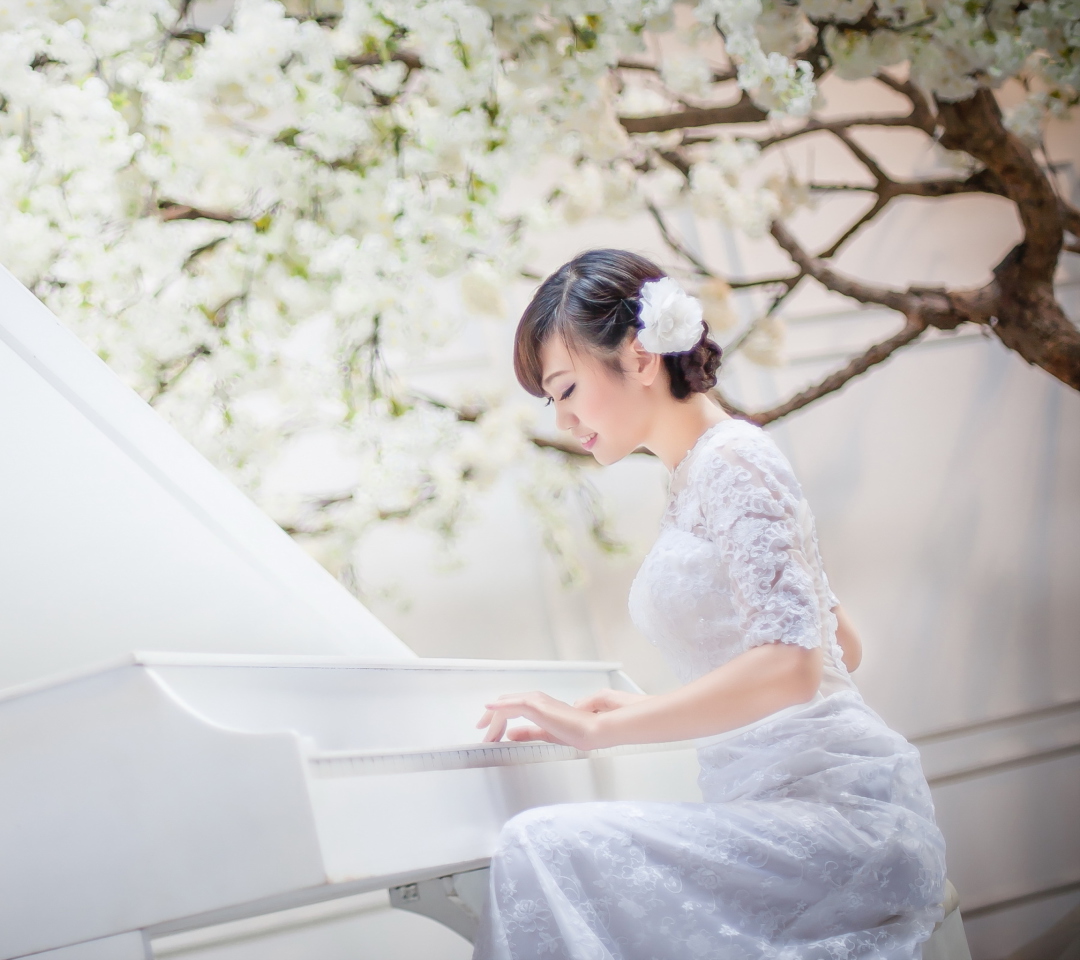 Обои Cute Asian Girl In White Dress Playing Piano 1080x960