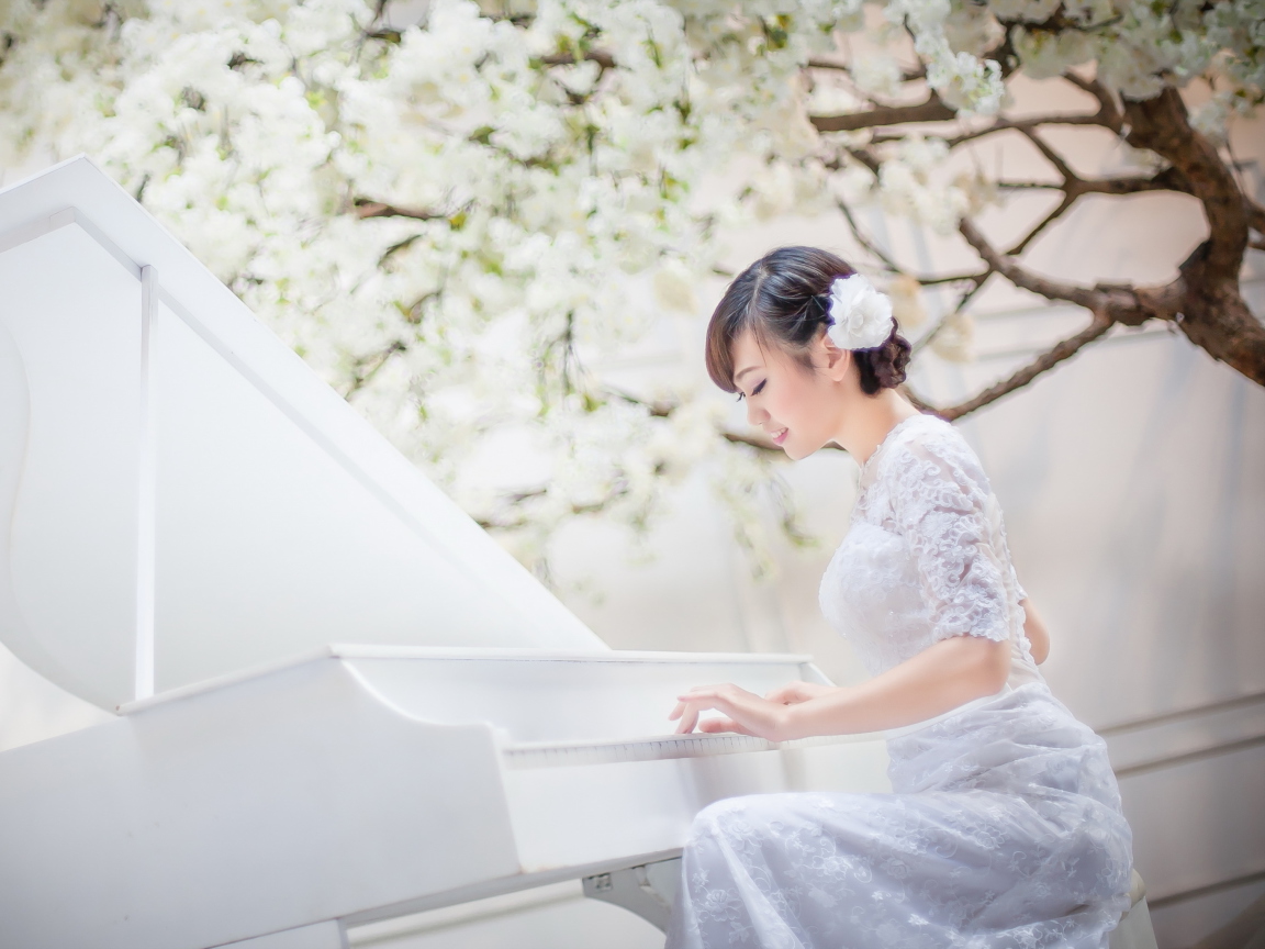 Обои Cute Asian Girl In White Dress Playing Piano 1152x864