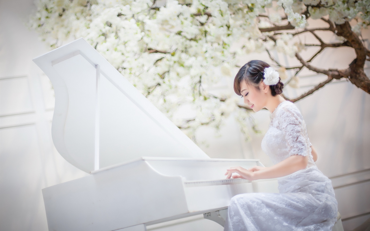 Screenshot №1 pro téma Cute Asian Girl In White Dress Playing Piano 1280x800