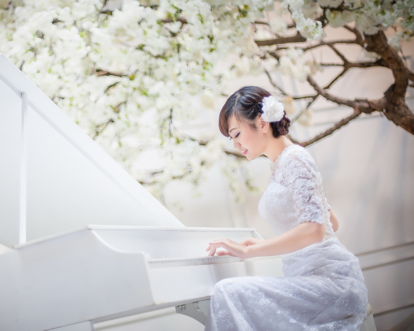 Cute Asian Girl In White Dress Playing Piano screenshot #1 1600x1280