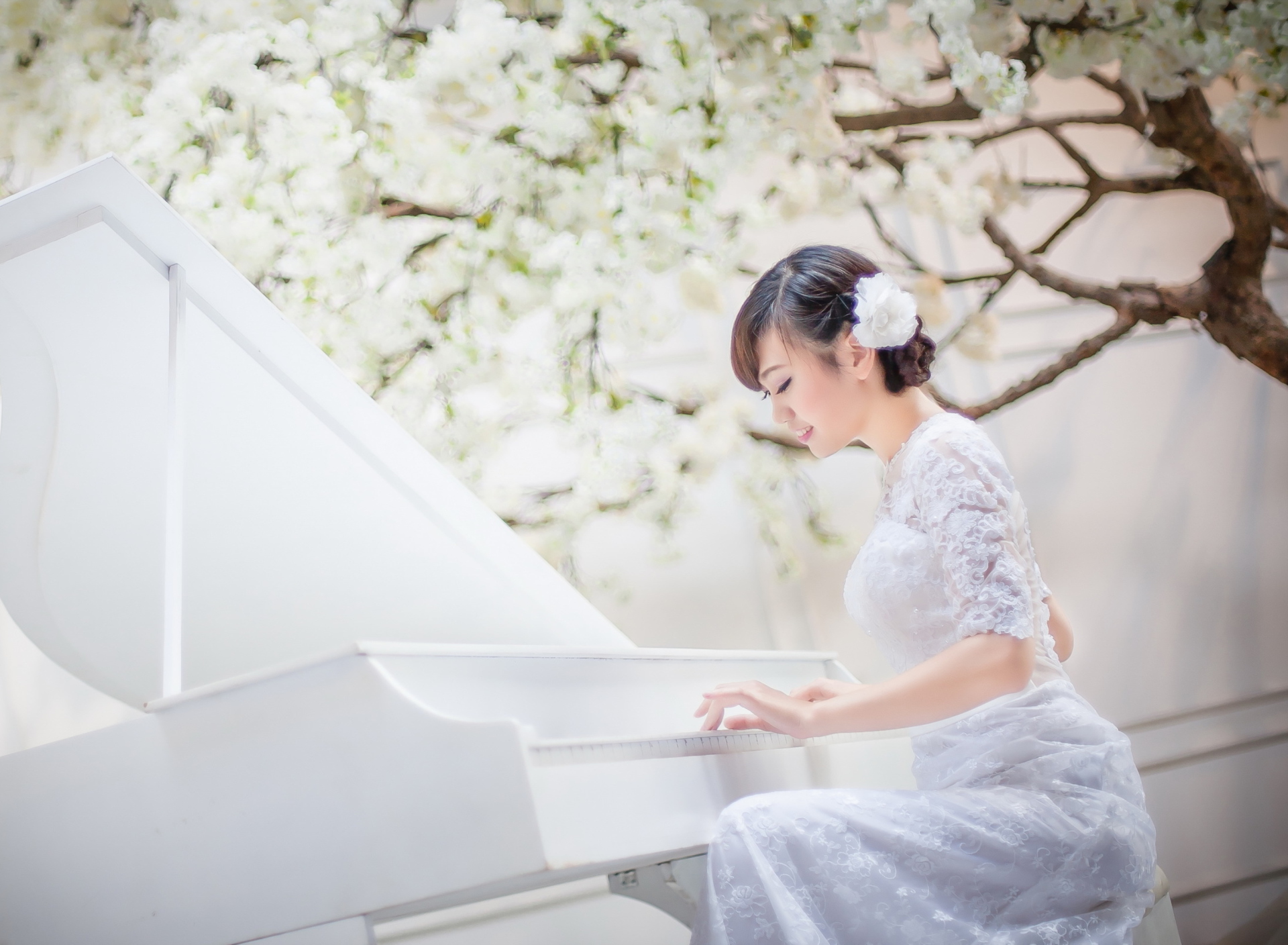 Обои Cute Asian Girl In White Dress Playing Piano 1920x1408