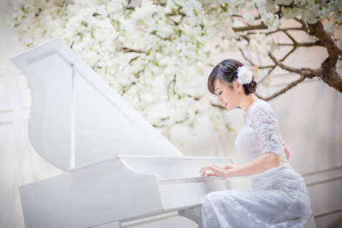 Sfondi Cute Asian Girl In White Dress Playing Piano 480x320