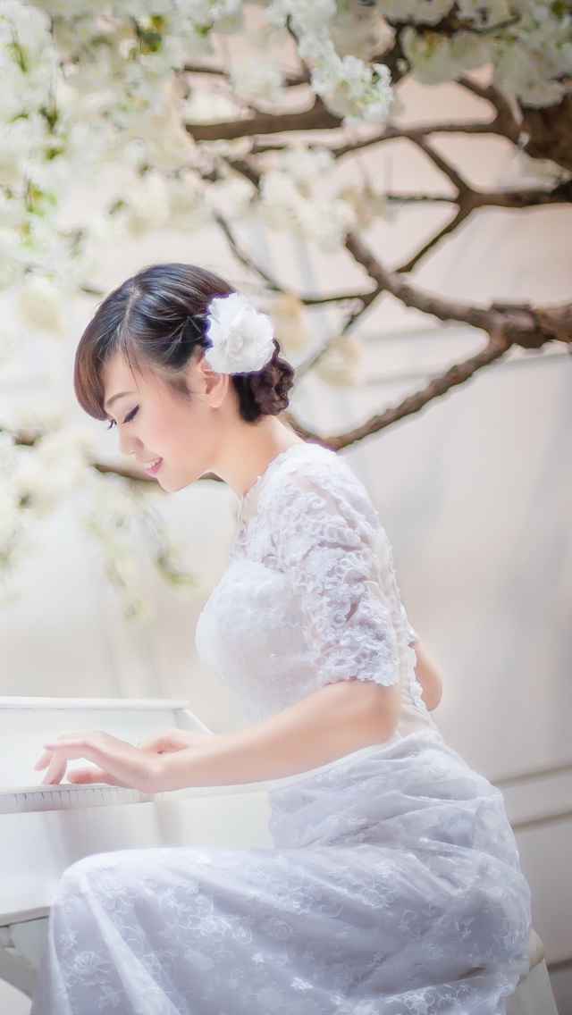 Обои Cute Asian Girl In White Dress Playing Piano 640x1136