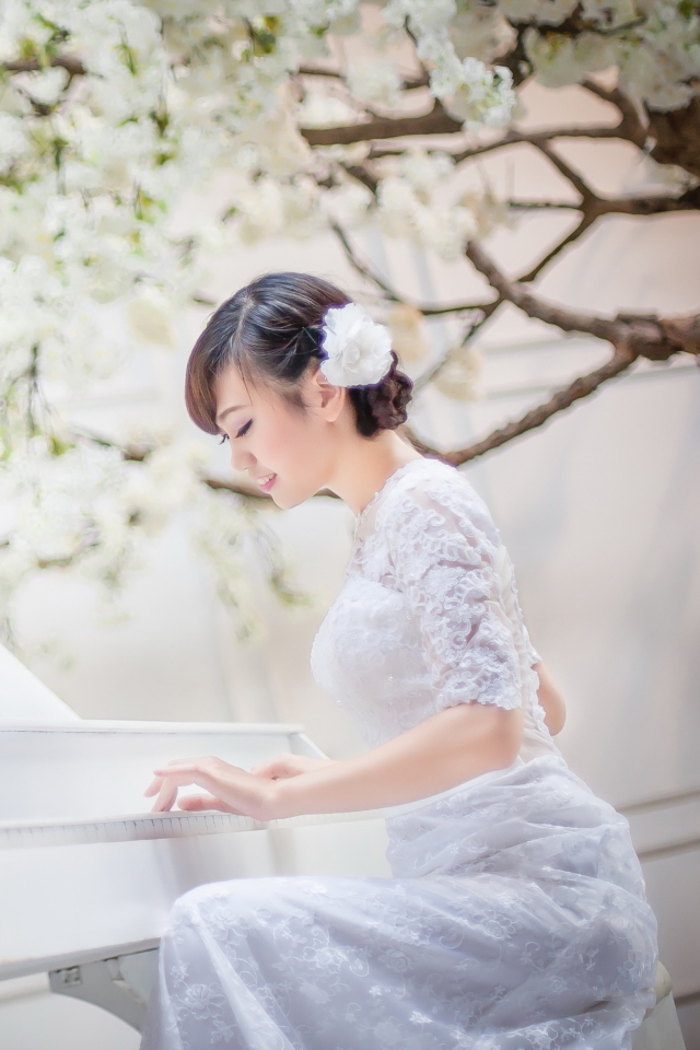 Обои Cute Asian Girl In White Dress Playing Piano 640x960