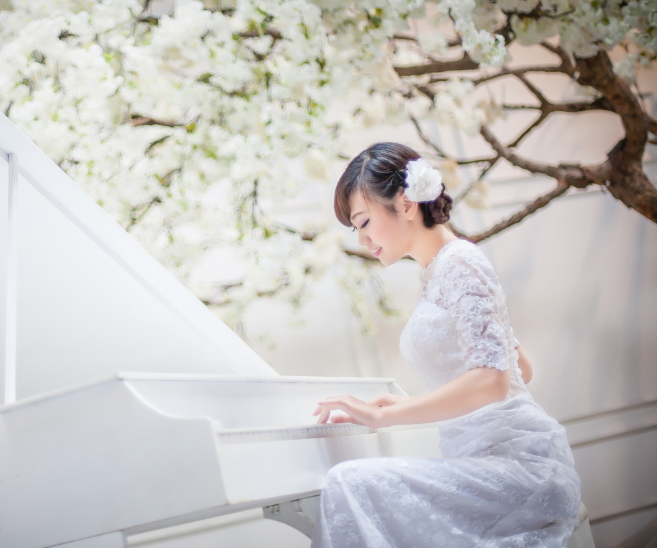 Обои Cute Asian Girl In White Dress Playing Piano 960x800