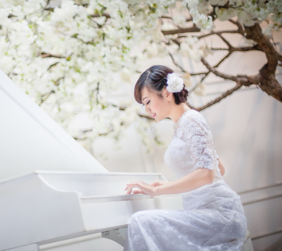 Обои Cute Asian Girl In White Dress Playing Piano 960x854