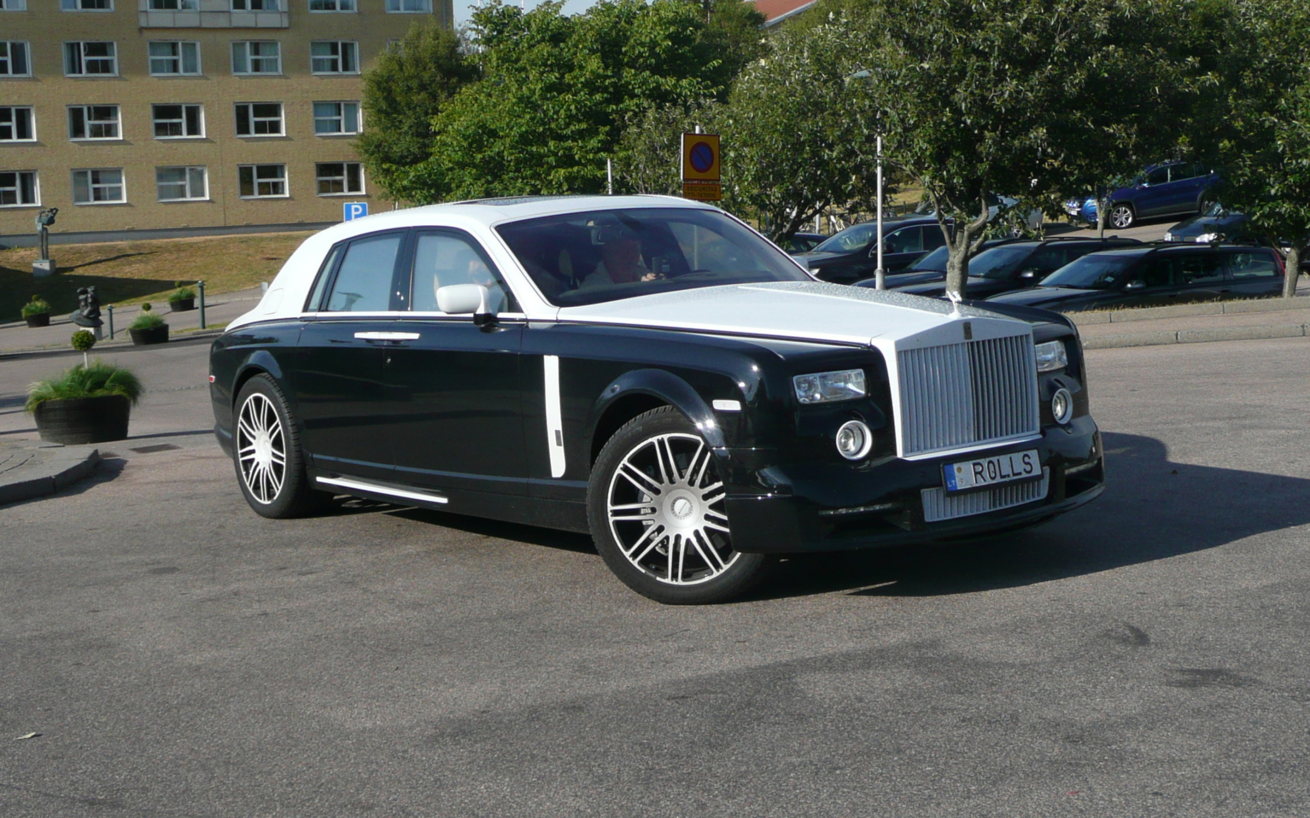 Обои Rolls-Royce 2560x1600