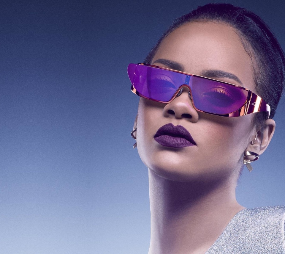 Rihanna in Dior Sunglasses screenshot #1 960x854