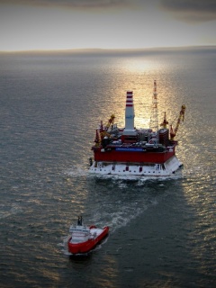 Oil platform in Sea screenshot #1 240x320